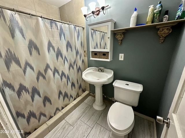 bathroom featuring a shower with curtain and toilet