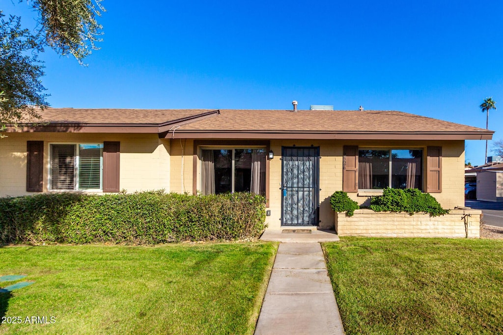 single story home featuring a front yard