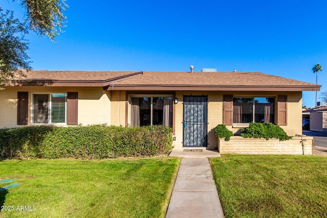 single story home featuring a front yard