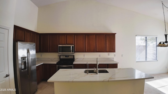 kitchen with sink, appliances with stainless steel finishes, high vaulted ceiling, an island with sink, and decorative light fixtures