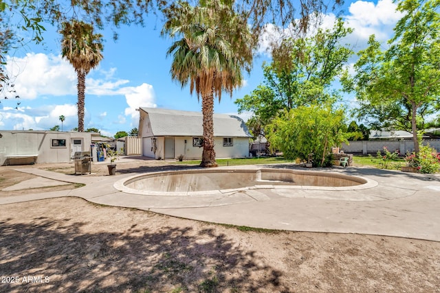 1451 E Brown Rd, Mesa, AZ 85203 - view of front of home featuring curved driveway and fence