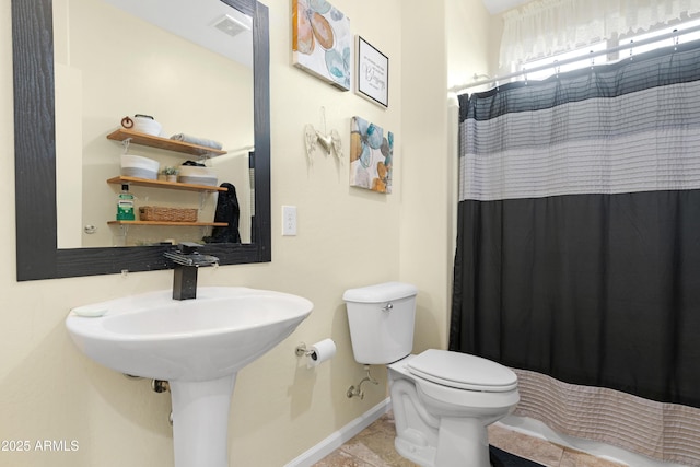 bathroom featuring a shower with curtain, toilet, baseboards, and visible vents