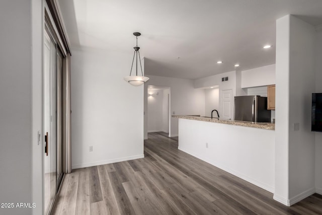 19777 N 76th St Unit 2244, Scottsdale, AZ 85255 - kitchen featuring wood finished floors, recessed lighting, freestanding refrigerator, and baseboards