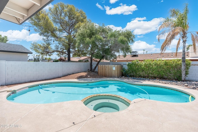 view of pool featuring an in ground hot tub