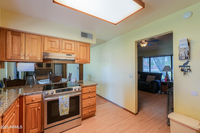 18622 E Via De Arboles, Queen Creek, AZ 85142 - kitchen featuring a ceiling fan, visible vents, electric range, light wood-style floors, and under cabinet range hood