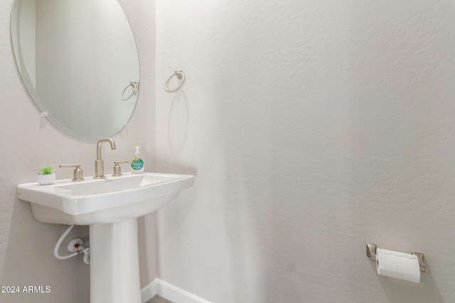 bathroom featuring sink