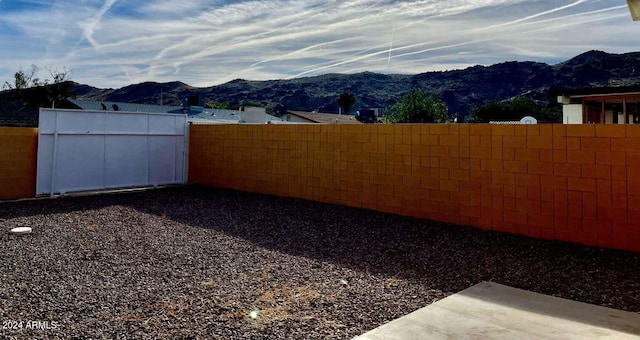 view of yard with a mountain view