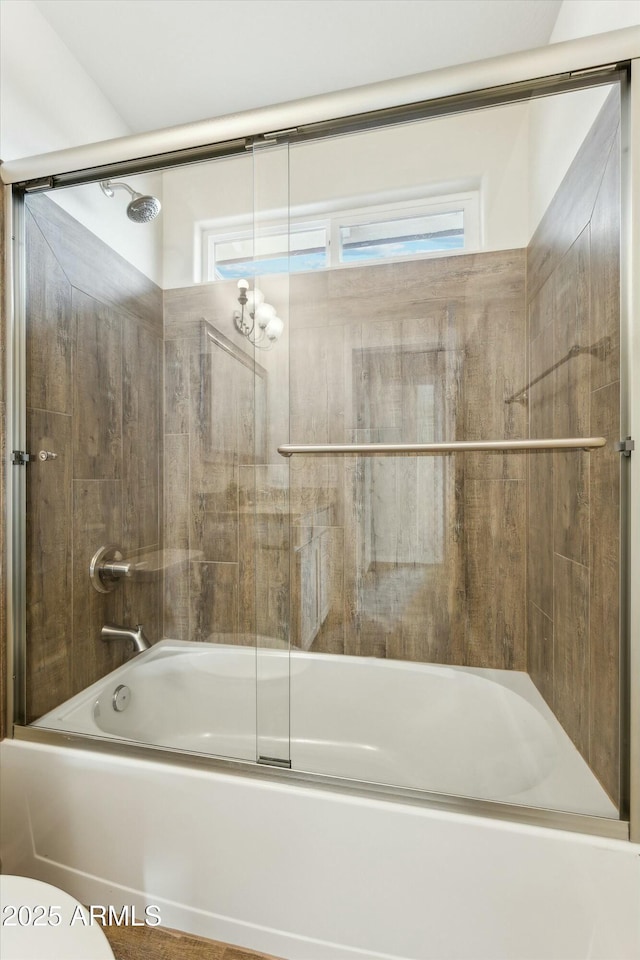 bathroom with enclosed tub / shower combo