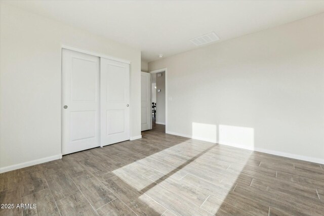 clothes washing area featuring a textured ceiling, hookup for a washing machine, laundry area, dark wood-style flooring, and visible vents