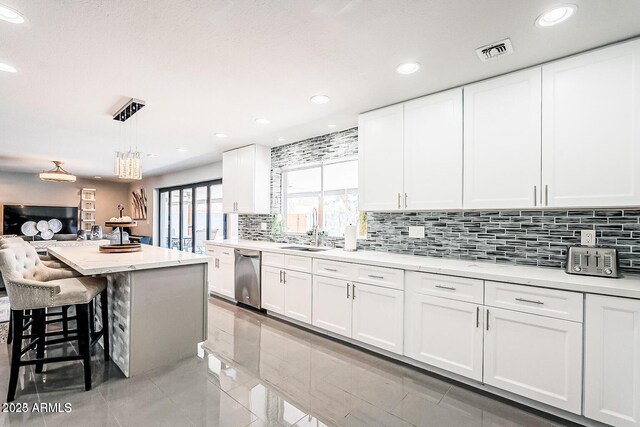 11215 N 37th Ave, Phoenix, AZ 85029 - kitchen featuring a sink, recessed lighting, white cabinets, decorative backsplash, and a breakfast bar