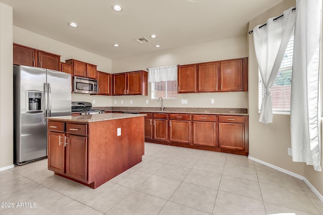121 W Hackberry Dr, Chandler, AZ 85248 - kitchen with appliances with stainless steel finishes, a kitchen island, a sink, recessed lighting, and brown cabinetry