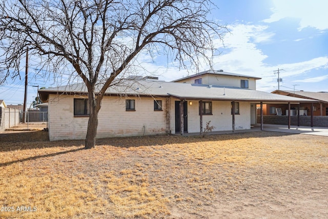 view of front of property featuring fence