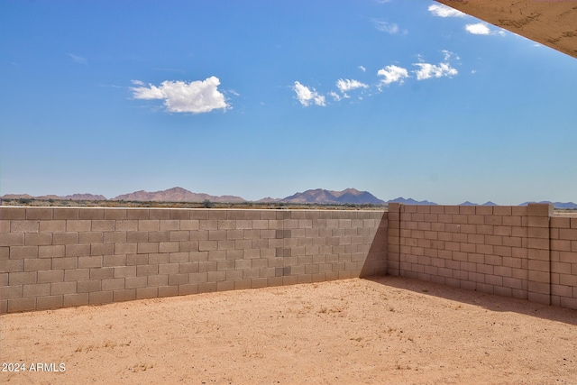 view of yard featuring a mountain view