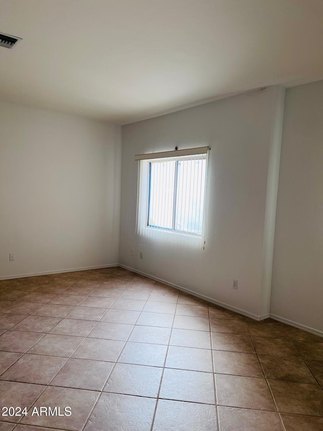 spare room featuring light tile patterned flooring