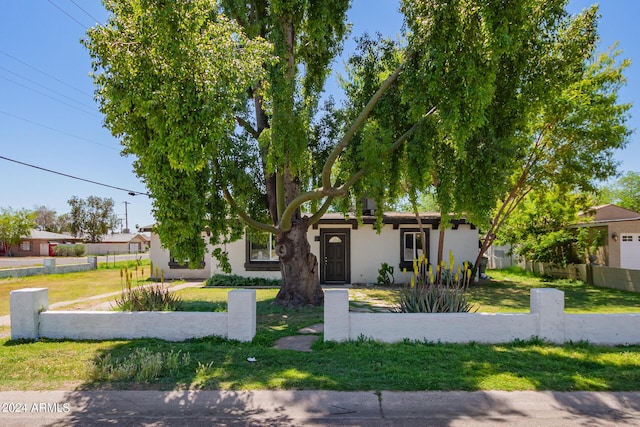 view of front of house featuring a front lawn