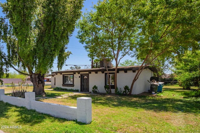 single story home featuring a front yard