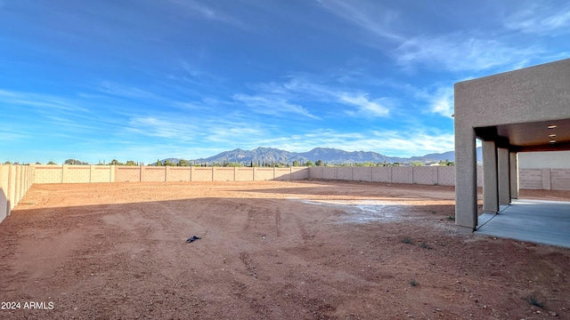 view of yard featuring a mountain view