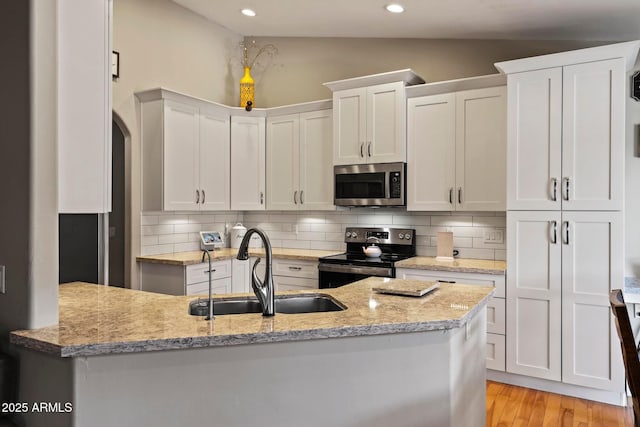 809 W St Moritz Dr, Payson, AZ 85541 - kitchen featuring tasteful backsplash, appliances with stainless steel finishes, a sink, light wood-style floors, and vaulted ceiling