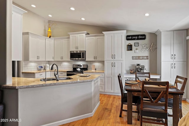 809 W St Moritz Dr, Payson, AZ 85541 - kitchen with lofted ceiling, stainless steel appliances, decorative backsplash, a sink, and light wood finished floors