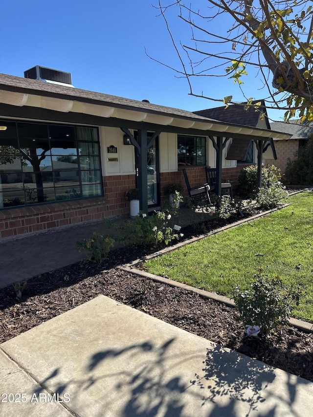 single story home featuring a front lawn