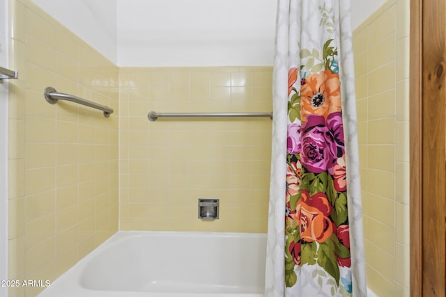 full bath featuring shower / bath combo with shower curtain