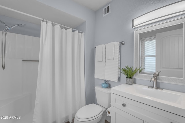 full bathroom with curtained shower, visible vents, vanity, and toilet