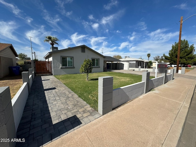 view of front of house featuring a front yard