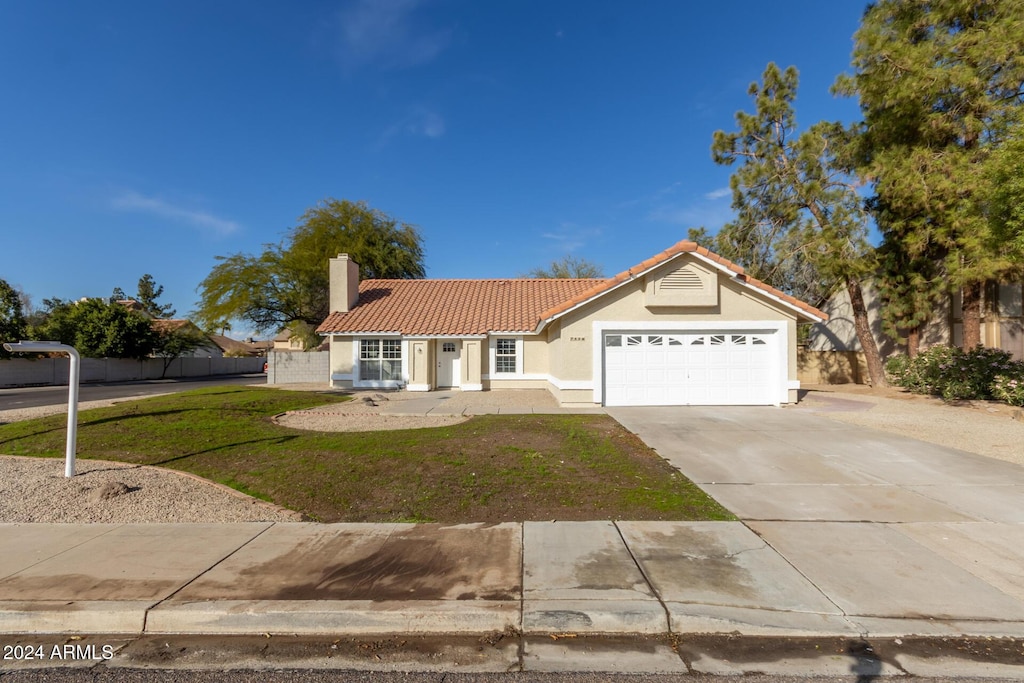 view of front of home featuring a front yard and a garage