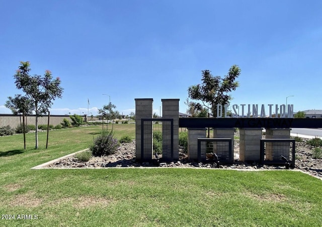 community sign featuring a yard