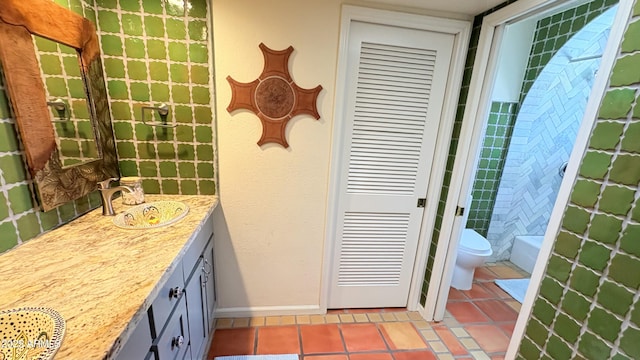 8426 N 15th Dr, Phoenix, AZ 85021 - bathroom featuring a bath, toilet, baseboards, tile patterned flooring, and vanity