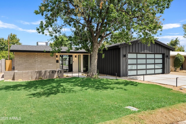 view of front of property featuring a garage and a front yard