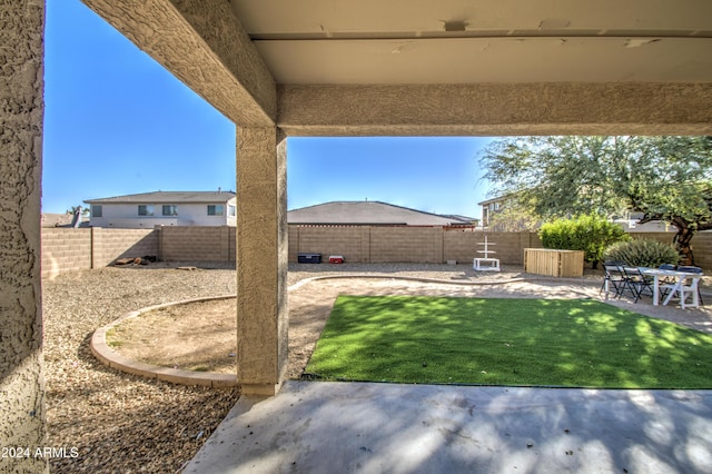 view of yard featuring a patio area