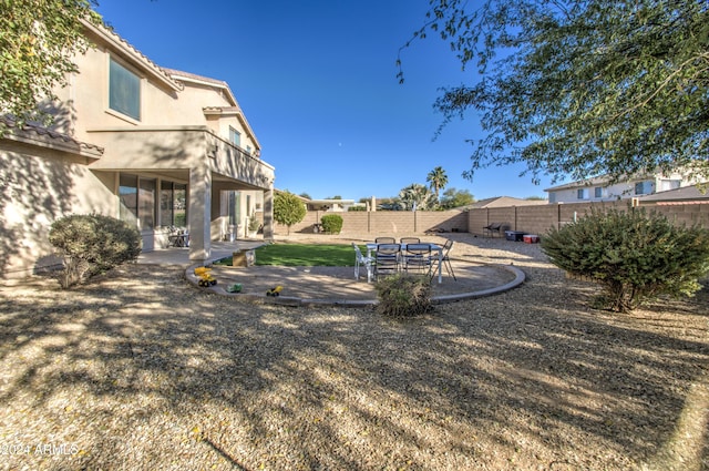 view of yard featuring a patio