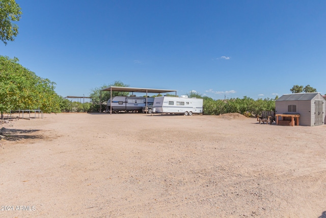 view of yard featuring a storage shed