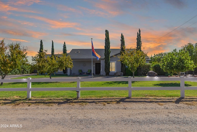 view of front of property featuring a lawn