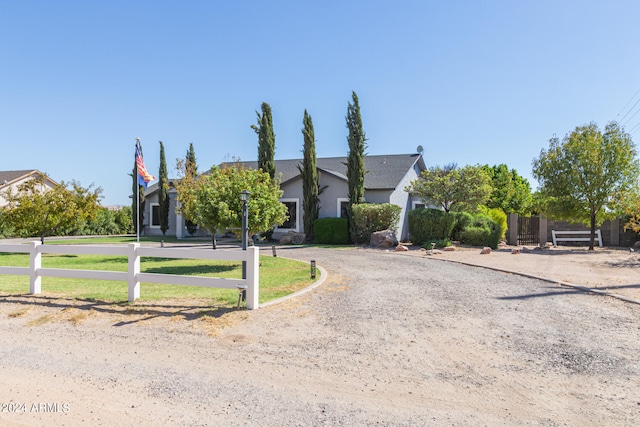 view of front of home featuring a front lawn