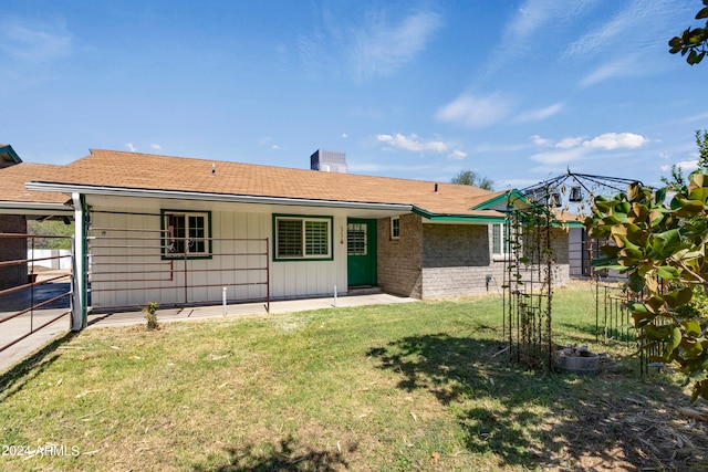 back of house featuring a yard