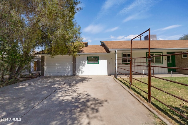 single story home with a front lawn