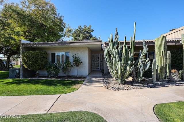 view of front facade featuring a front lawn