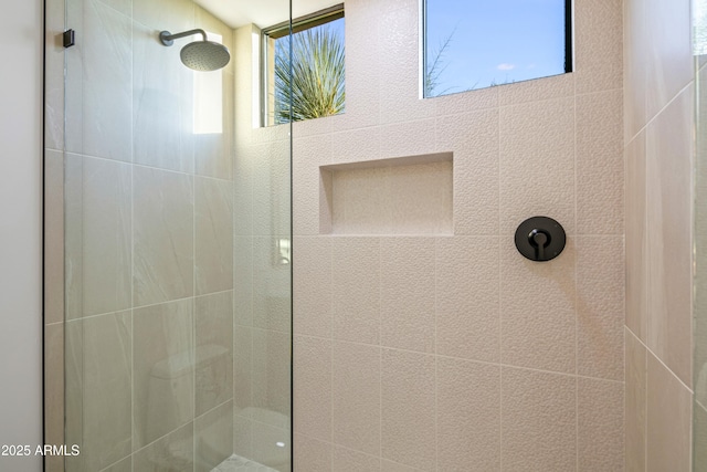 full bathroom featuring a tile shower