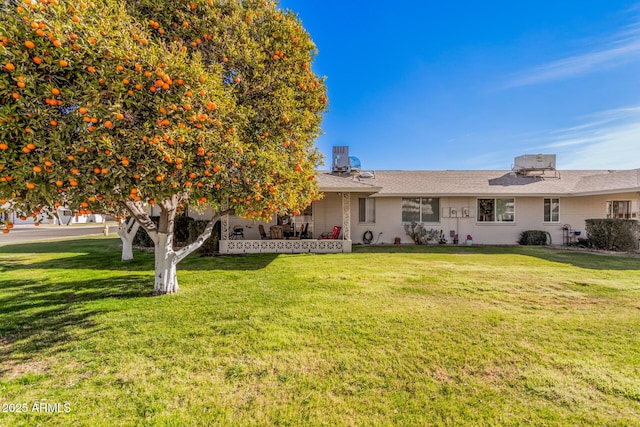 view of front facade featuring a front yard