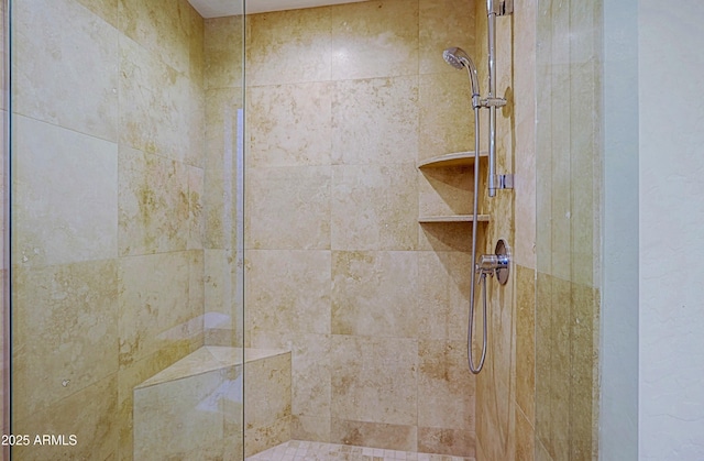 details featuring tiled shower