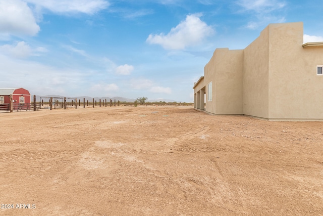 view of yard featuring a rural view