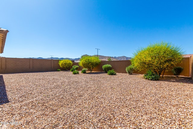 view of yard with a mountain view