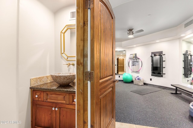 exercise area with a sink, a ceiling fan, visible vents, and carpet floors