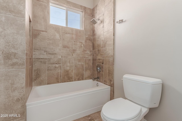 bathroom with tiled shower / bath and toilet