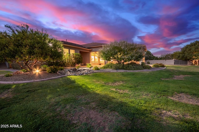 view of front of property featuring a yard