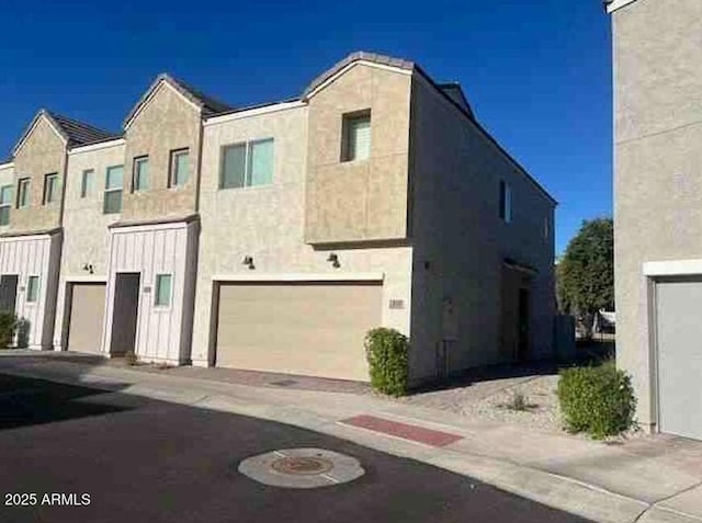 view of front facade featuring stucco siding