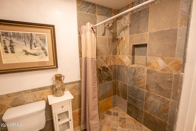 5120 N Juniper Loop, Pine, AZ 85544 - bathroom featuring tile walls, toilet, wainscoting, and a shower stall