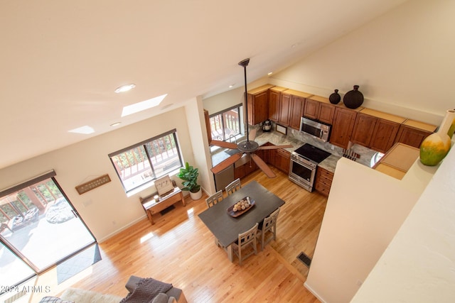5120 N Juniper Loop, Pine, AZ 85544 - living area featuring recessed lighting, light wood finished floors, visible vents, a fireplace, and a skylight